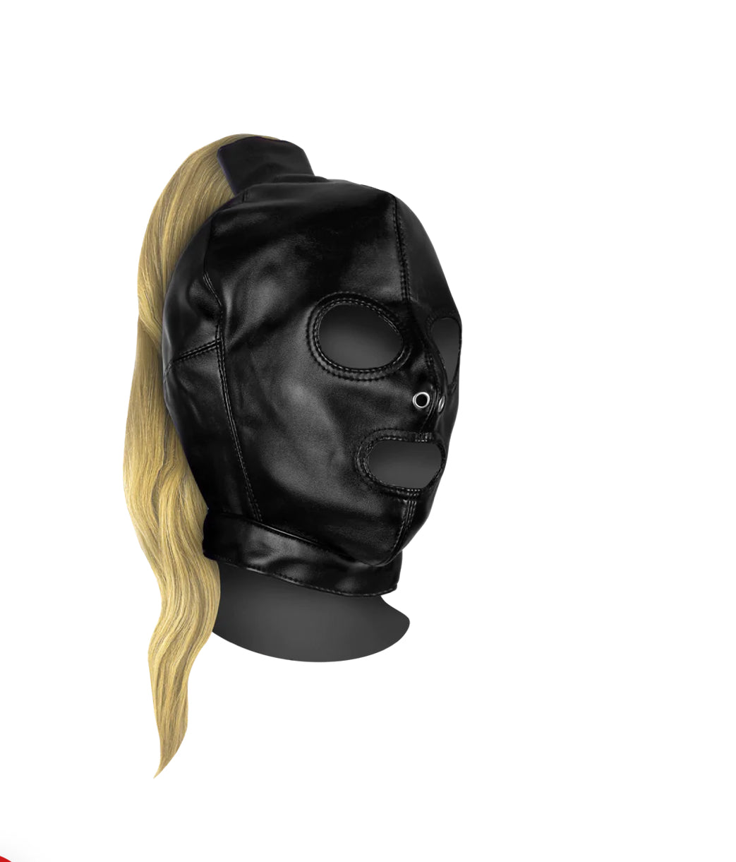 Maske mit blondem Pferdeschwanz