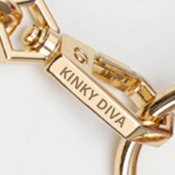 Kinky Diva – Hochglänzendes Ketten-Frontgeschirr Rot/Gold