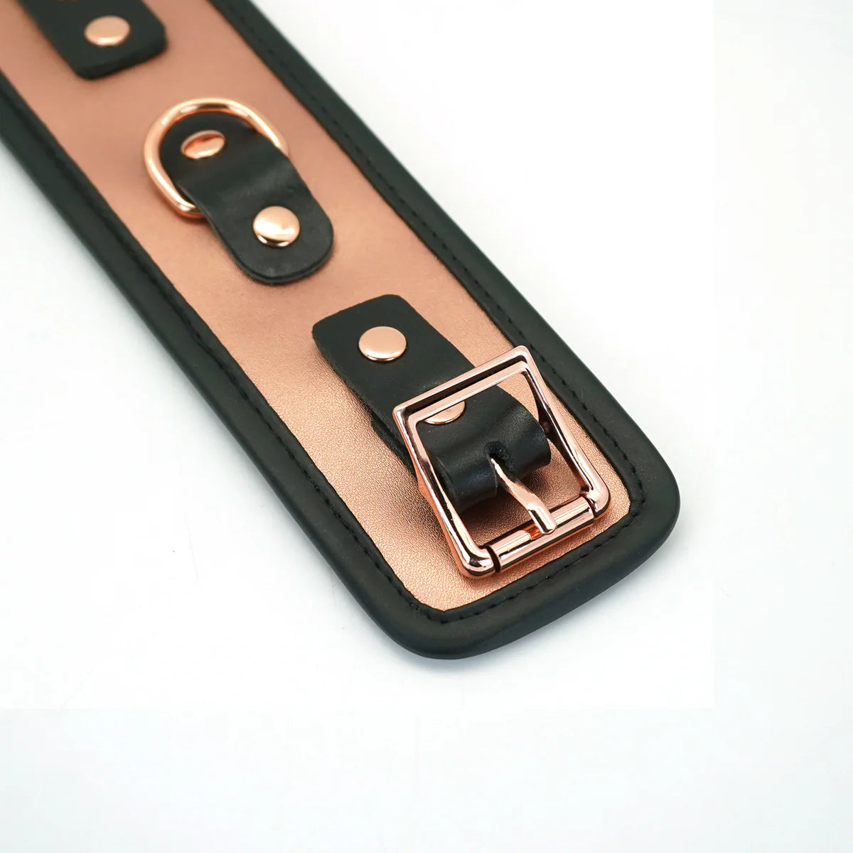 ROSE GOLD MEMORY: KNÖCHELMANSCHETTEN AUS LEDER MIT KUNSTPELZFUTTER