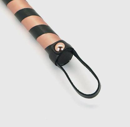Flogger-Peitsche aus Leder in Roségold