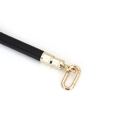 DEMON'S KISS: SCHWARZER LEDERBESCHICHTETER SPREADER-BAR MIT STRAUSSENHAUTMUSTER