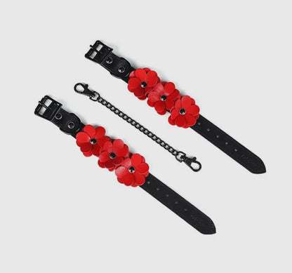 Handschellen aus Leder mit Blumen in Schwarz und Rot