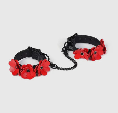 Handschellen aus Leder mit Blumen in Schwarz und Rot