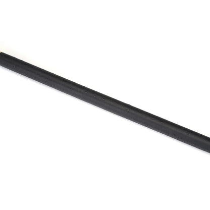 DEMON'S KISS: SCHWARZER LEDERBESCHICHTETER SPREADER-BAR MIT STRAUSSENHAUTMUSTER