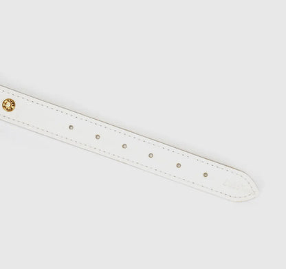 Weißes Lederhalsband mit Blumen und Leine