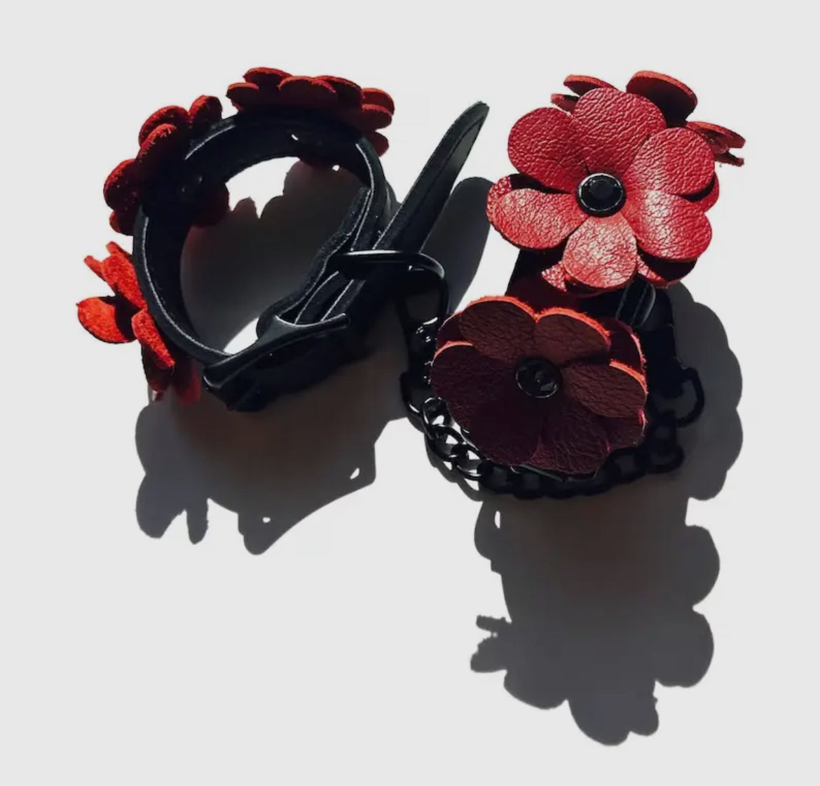 Fußfesseln mit Blumenmuster aus Leder in Schwarz und Rot