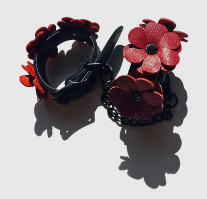 Fußfesseln mit Blumenmuster aus Leder in Schwarz und Rot