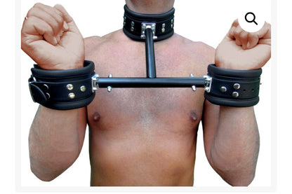 ELEGANTER PRANGER MIT DREHBAREN RINGEN UND NAPPA-LEDER