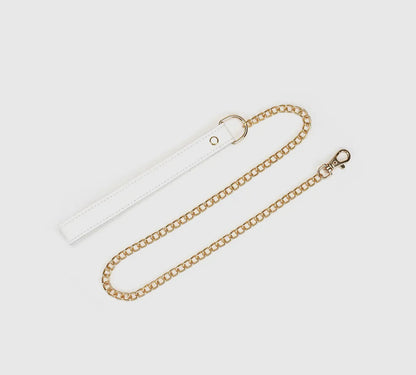 Weißes Lederhalsband mit Blumen und Leine