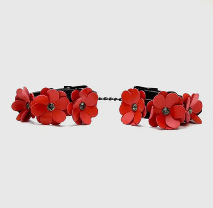 Fußfesseln mit Blumenmuster aus Leder in Schwarz und Rot